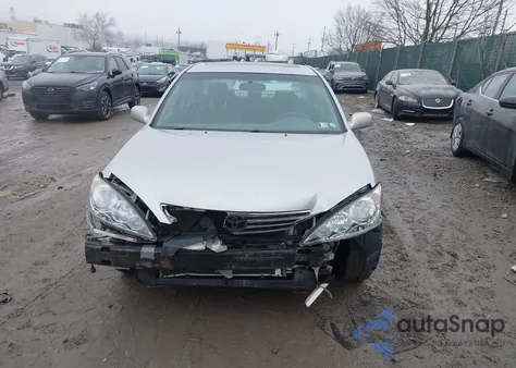 2005 Toyota Camry Le z USA, uszkodzony, nr VIN 4T1BE30K15U098013